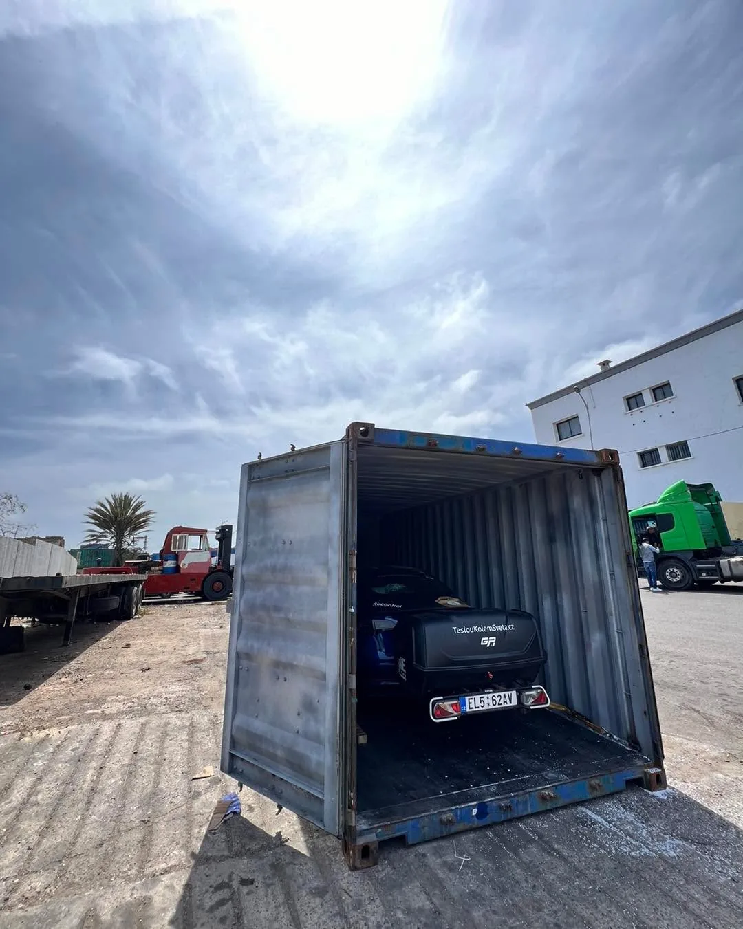 Logistická noční můra: Přeprava auta z Casablancy do Ameriky