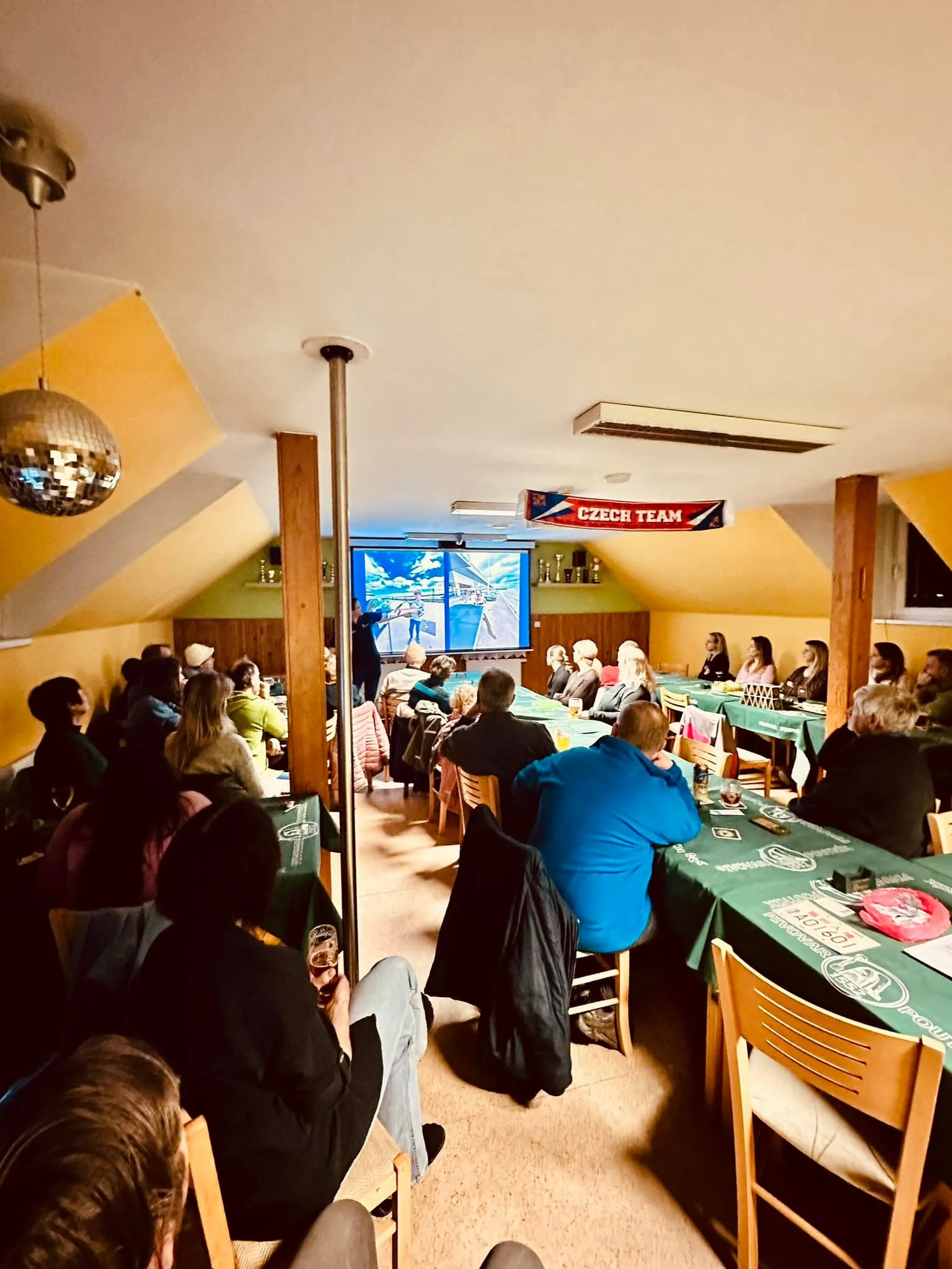 Plný sál na přednášce o cestě kolem světa Teslou