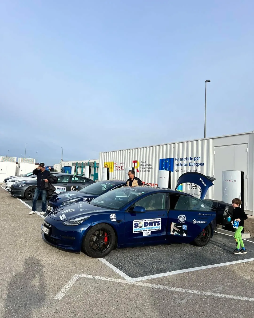 40 000 km na elektromobilu: Co jsme se naučili o nabíjení po světě