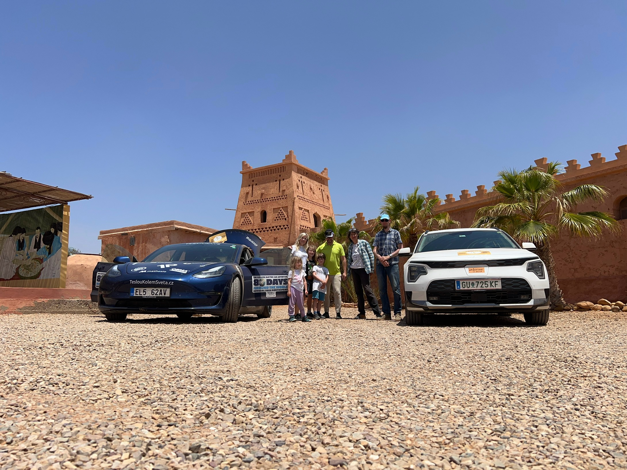 Rodina s Teslou a Kia Niro před marockou kasabou