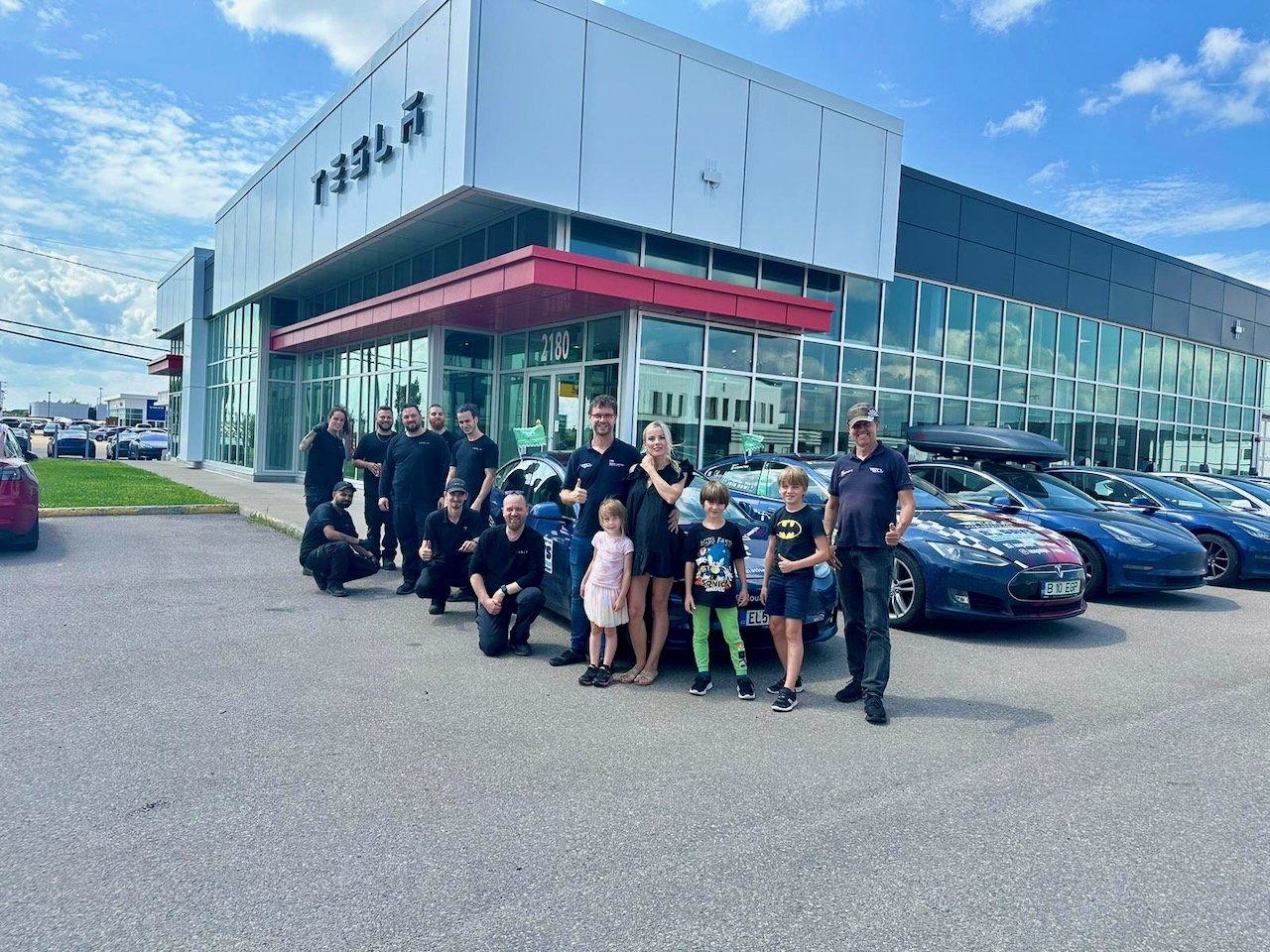 Rodina s týmem Tesla servisu v Québecu